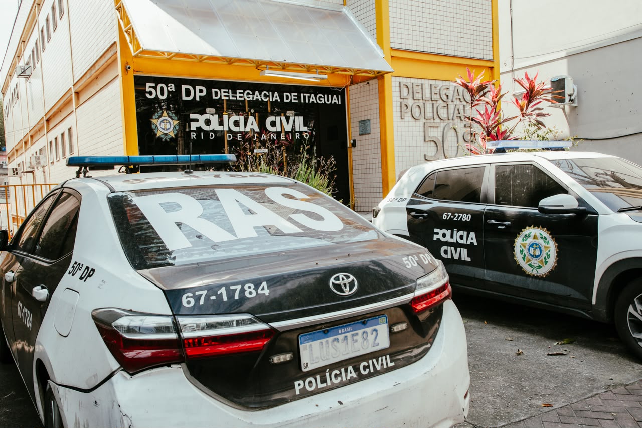 Policiais da 50ª DP, em Itaguaí, durante o período de atuação do Regime Adicional de Serviço (RAS), que ampliou o efetivo diário da unidade.