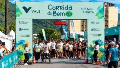 Atletas reunidos no pórtico de largada da Corrida do Bem Eco, patrocinada pela Vale na Praia do Saco, em Mangaratiba.