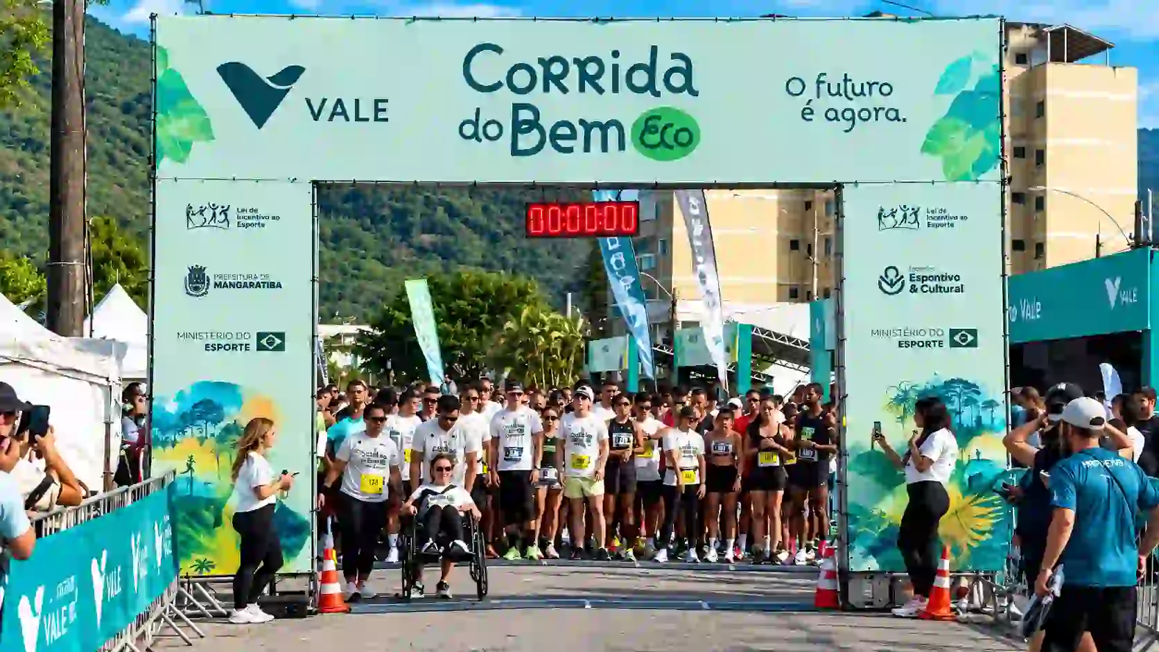 Atletas reunidos no pórtico de largada da Corrida do Bem Eco, patrocinada pela Vale na Praia do Saco, em Mangaratiba.