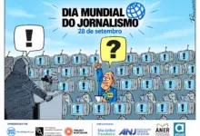 **Texto alternativo (Alt Text):** Cartune ilustrado em comemoração ao "Dia Mundial do Jornalismo – 28 de setembro". Em primeiro plano, à esquerda, uma figura sombria em tom cinzento fala num pódio com microfones, emitindo um balão de fala com um ponto de exclamação preto. Na plateia, uma multidão de robôs com cabeças em forma de monitores de televisão (alguns com as letras "AI" gravadas) repete a mesma mensagem, exibindo pontos de exclamação nas suas telas. No meio da multidão de robôs, destaca-se um único jornalista humano de terno azul, com um crachá onde se lê "PRESS", um bloco de notas na mão e um lápis atrás da orelha. Ele levanta a mão para fazer uma pergunta, emitindo um balão de fala amarelo com um ponto de interrogação. Na parte superior, lê-se o título "DIA MUNDIAL DO JORNALISMO - 28 de setembro" acompanhado por um ícone de um globo terrestre. Na parte inferior, constam os logotipos das organizações apoiantes, como WAN-IFRA, The Canadian Journalism Foundation, Project Kontinuum, MacArthur Foundation, ANJ, ANER e Atual.
