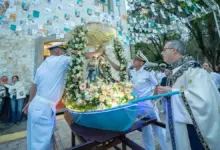 Imagem de Nossa Senhora da Guia durante a procissão, conduzida por integrantes da Marinha do Brasil e acompanhada por religiosos e fiéis em Mangaratiba.
