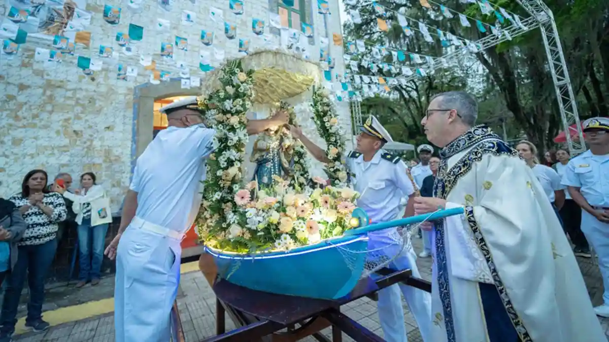 Imagem de Nossa Senhora da Guia durante a procissão, conduzida por integrantes da Marinha do Brasil e acompanhada por religiosos e fiéis em Mangaratiba.