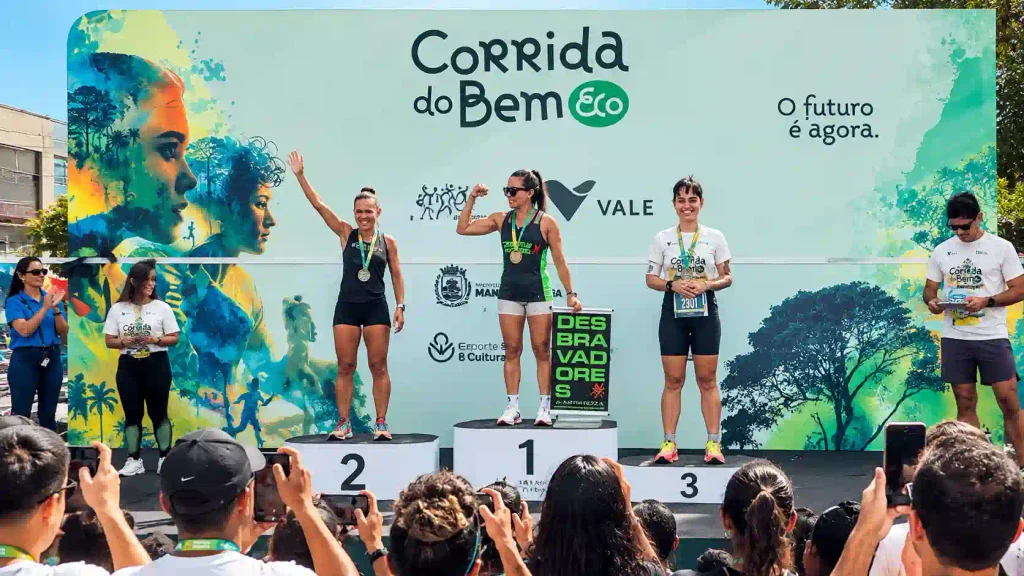 Gilvania Silva da Nobrega Assis, Valdilene Ribeiro dos Santos Lins e Gabriela Elisa Simas no pódio feminino dos 10 km da Corrida do Bem Eco, em Mangaratiba.
