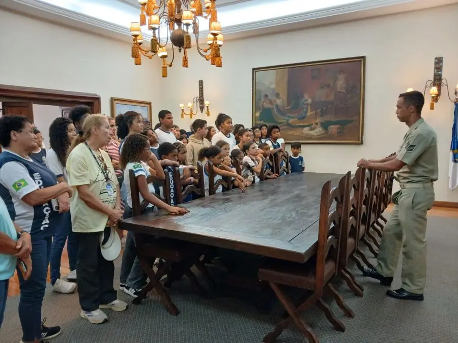 Alunos, professores e moradores acompanham as explicações de um militar da Marinha