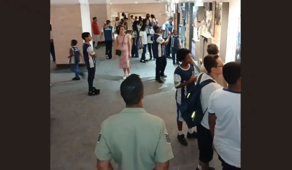 Alunos registram em seus celulares os detalhes da visita ao Museu do Corpo de Fuzileiros Navais