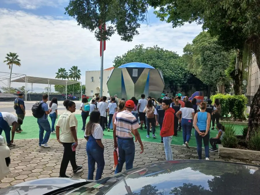 Alunos da Escola Levy Miranda, professores e moradores visitaram o Museu do Corpo de Fuzileiros Navais
