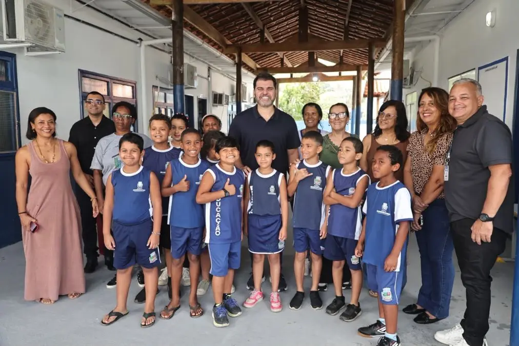 Prefeito Luiz Cláudio Ribeiro e o secretário municipal de Educação, Renato Delmiro com os alunos e profissionais da unidade