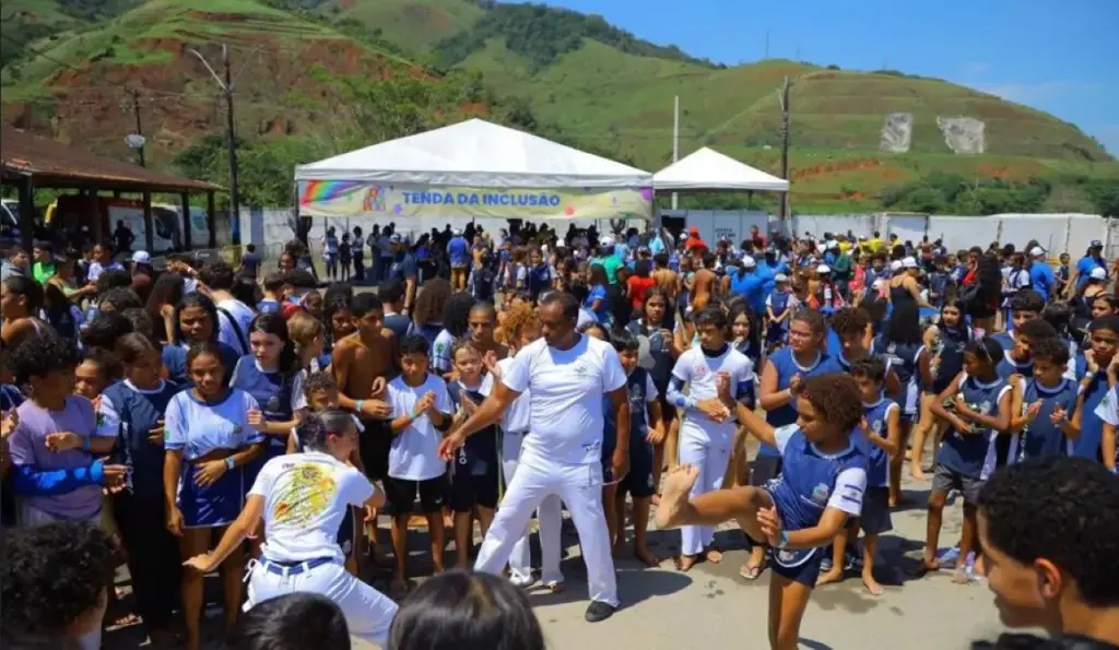 Alunos participam de uma roda de capoeira