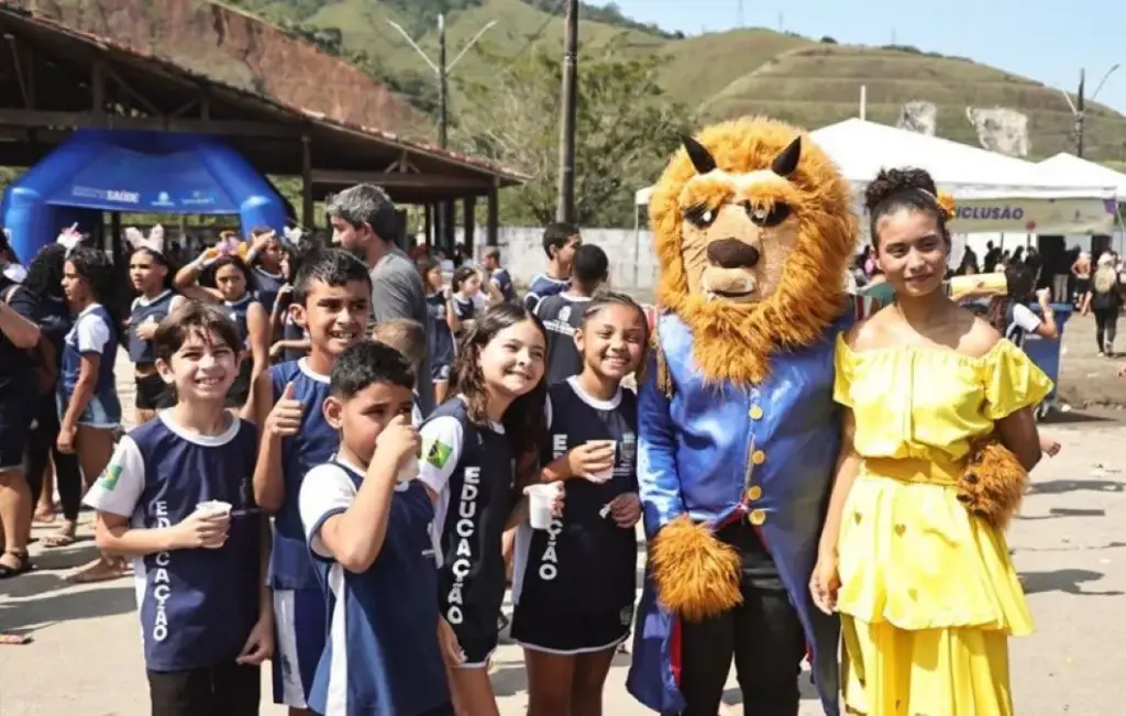 Alunos da rede municipal de Mangaratiba posam ao lado dos personagens Bela e Fera