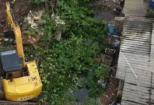 Retroescavadeira atua na remoção de lama, lixo e entulho
