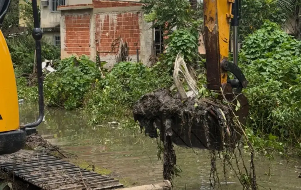Pá da retroescavadeira retirada do Canal do Leitão, fica carregada de lixo