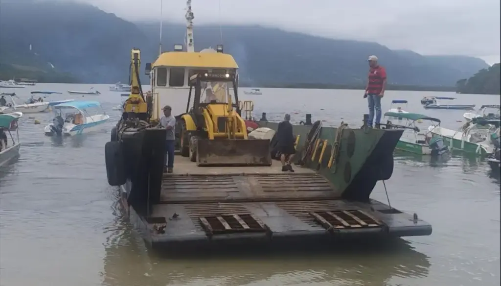 Máquina foi transportada de balsa para a Ilha de Itacuruçá