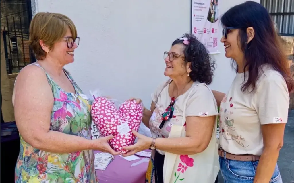 Entrega de almofadas em formato de coração a mulheres mastectomizadas