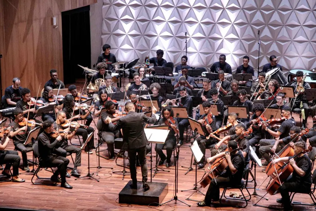 Orquestra Sinfônica Juvenil Carioca se apresenta sob a regência do maestro Carlos Sarria