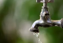 A Cedae realiza reparo emergencial em adutora de água