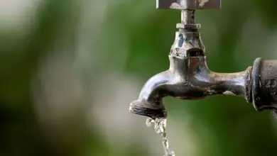 A Cedae realiza reparo emergencial em adutora de água