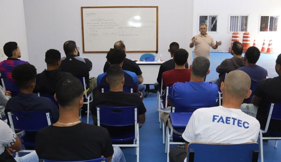 Estudantes da rede estadual podem escolher curso e unidade da Faetec durante o período de inscrição.
