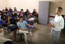 Estudantes inscritos automaticamente no Enem 2026 devem escolher o idioma da prova até 18 de outubro.