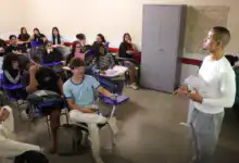 Estudantes inscritos automaticamente no Enem 2026 devem escolher o idioma da prova até 18 de outubro.