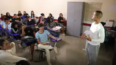 Estudantes inscritos automaticamente no Enem 2026 devem escolher o idioma da prova até 18 de outubro.
