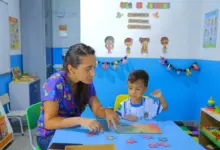 Professora ensinando o aluno