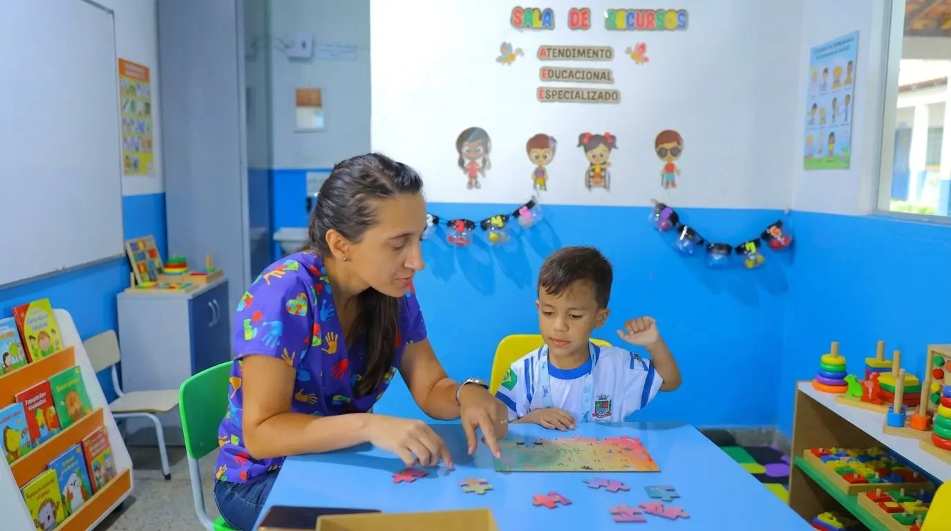 Professora ensinando o aluno