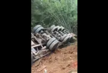 Carreta ficou de rodas para cima