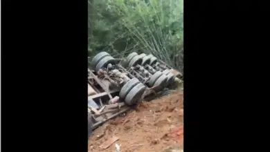 Carreta ficou de rodas para cima