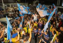 Várias pessoas em campanha pelas ruas do Bairro Califórnia