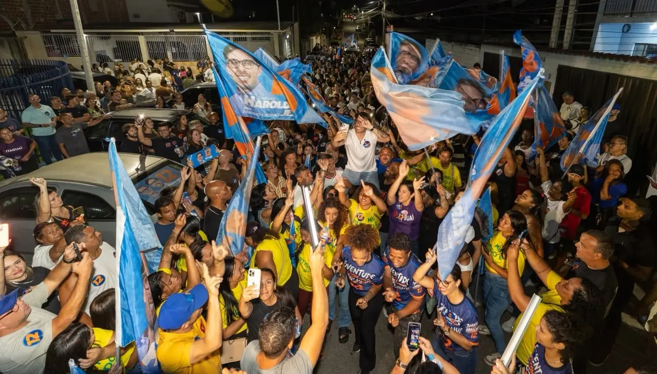 Várias pessoas em campanha pelas ruas do Bairro Califórnia