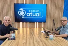 Entrevistado e entrevistador sentados à mesa