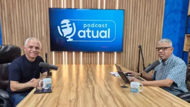 Entrevistado e entrevistador sentados à mesa