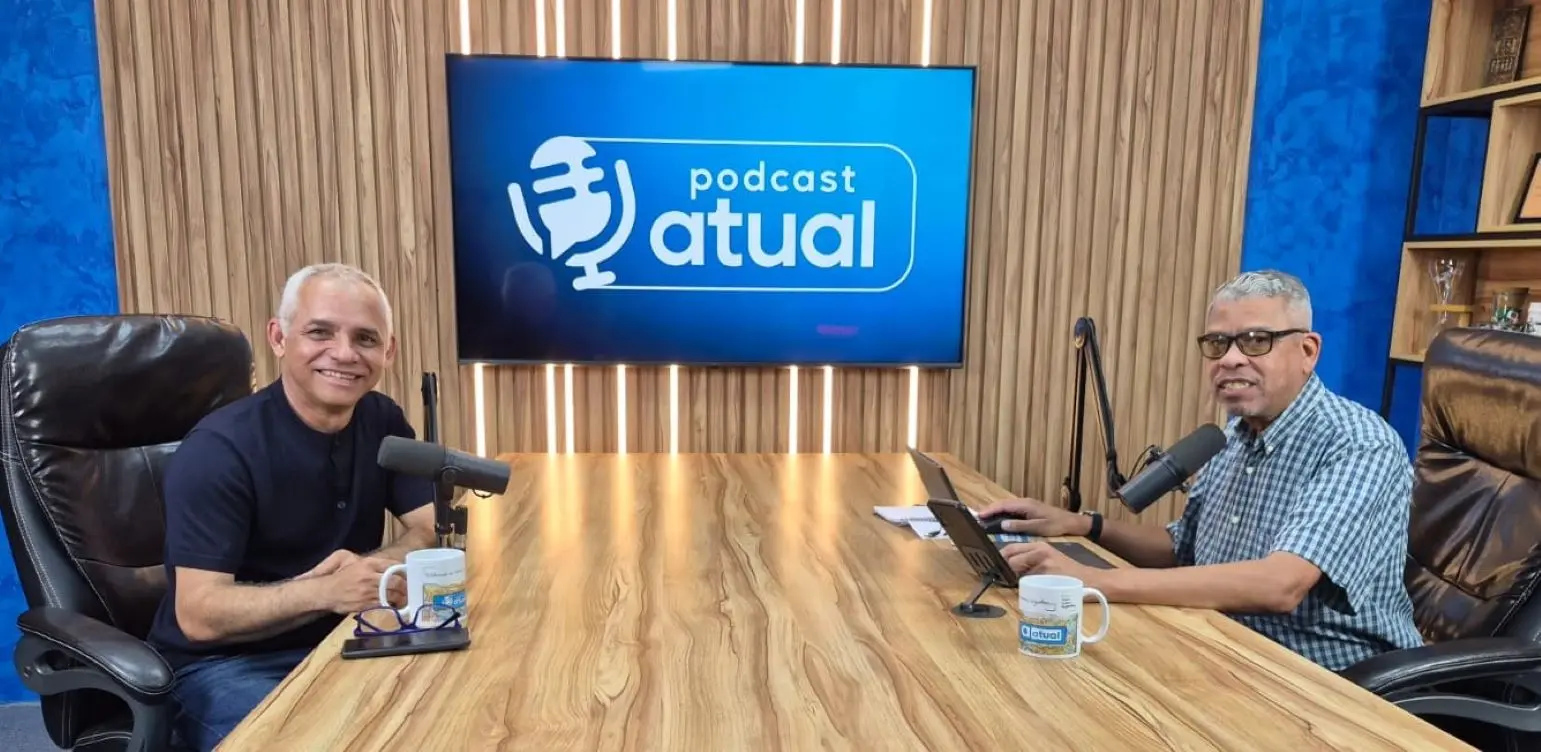 Entrevistado e entrevistador sentados à mesa