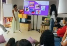 Professora dando aula observada por alunos