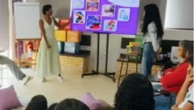 Professora dando aula observada por alunos