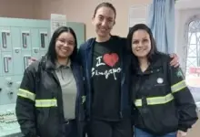 Três mulheres posando para foto