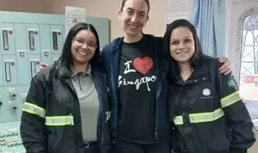 Três mulheres posando para foto