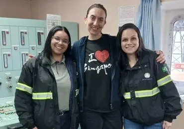 Três mulheres posando para foto