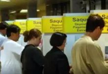 Clientes durante transação em caixas-eletrônicos