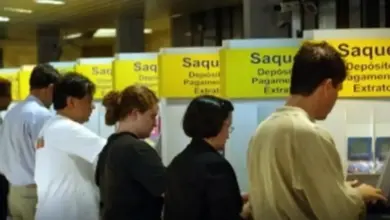 Clientes durante transação em caixas-eletrônicos
