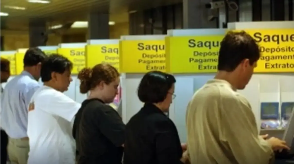 Clientes durante transação em caixas-eletrônicos