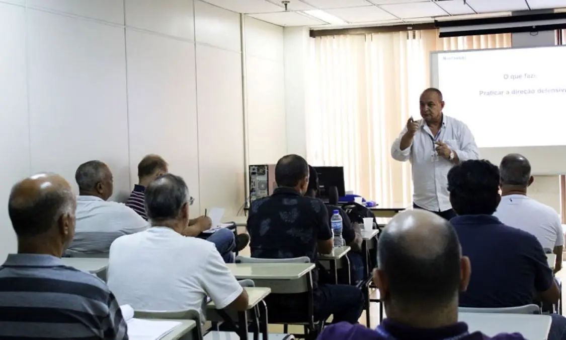 Motoristas participam de aula dos cursos gratuitos