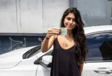 Mulher mostra a CNH