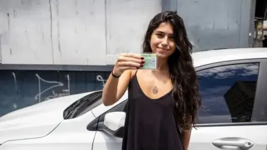 Mulher mostra a CNH