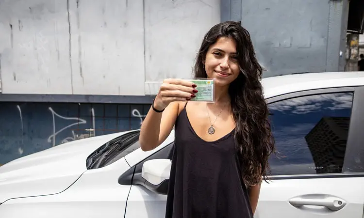Mulher mostra a CNH