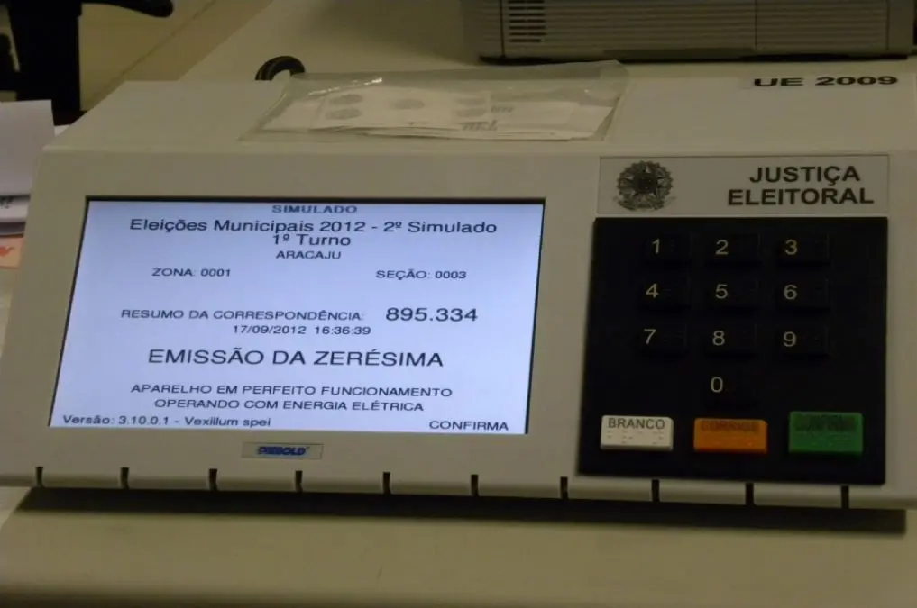 TRE-RJ realiza procedimentos de preparação e auditoria das urnas eletrônicas