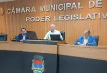 Subsecretário Felipe Pinheiro, presidente Ednei Oliveira, e Dr. Alex Botelho de Oliveira. Apresentação do projeto do Complexo Portuário e Hidroviário do Rio Guandu reuniu representantes do setor portuário, empresários, pescadores e integrantes do poder público na Câmara Municipal de Itaguaí (FOTOS WELINGTON CAMPOS)