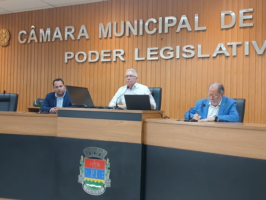 Subsecretário Felipe Pinheiro, presidente Ednei Oliveira, e Dr. Alex Botelho de Oliveira. Apresentação do projeto do Complexo Portuário e Hidroviário do Rio Guandu reuniu representantes do setor portuário, empresários, pescadores e integrantes do poder público na Câmara Municipal de Itaguaí (FOTOS WELINGTON CAMPOS)