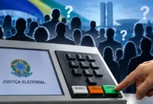 Ilustração mostra urna eletrônica em primeiro plano e diversas silhuetas de pessoas ao fundo, acompanhadas por pontos de interrogação.
